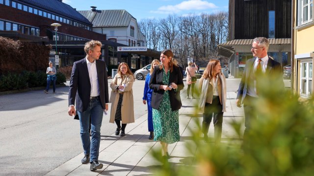 Ola Borten Moe går utendørs på VIDs campus i følge av ansatte i VID og rådgivere i departementet.