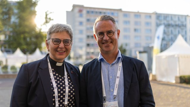 Professor i diakoni ved Fakultet for teologi, diakoni og ledelsesfag, Stephanie Dietrich og rektor Bård Mæland under generalforsamlingen i Kirkenes Verdensråd i Karlsruhe, Tyskland.