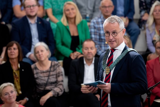 Rektor Bård Mæland holder tale under åpningsseremonien.