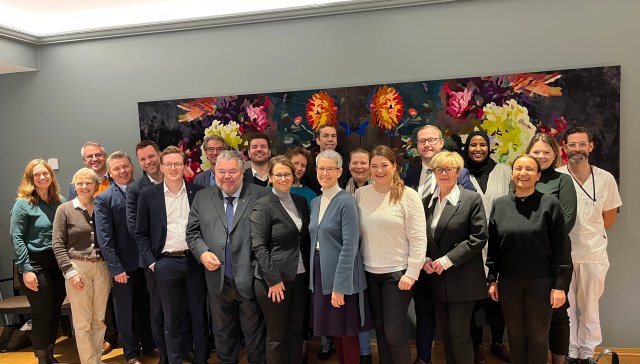 Bilde av helse- og omsorgskomitéen og ledelse og representanter fra tillitsvalgte hos VID og Diakonhjemmet.