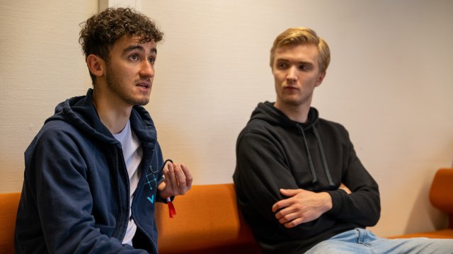 To studenter snakker sammen
