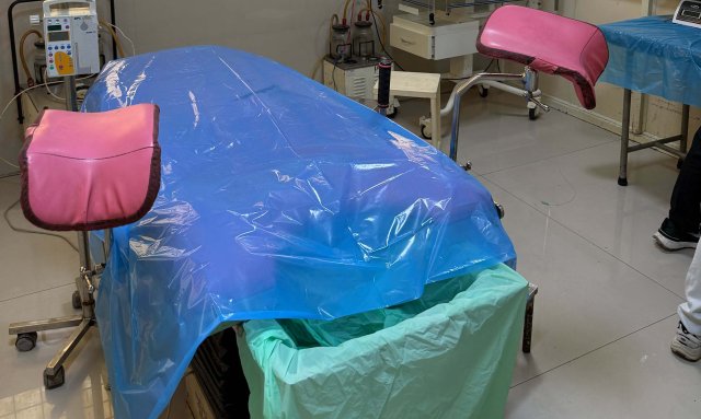 Et undersøkelsesbord i en operasjonssal