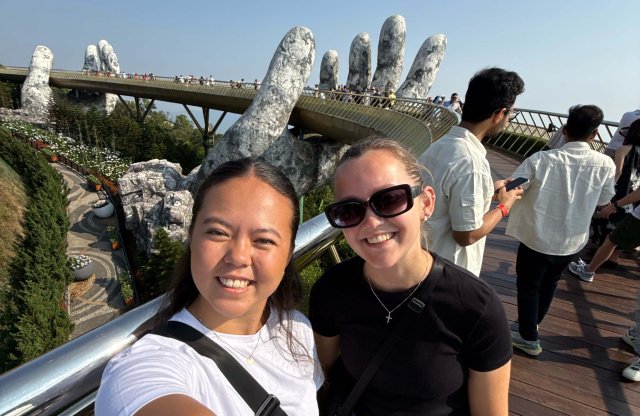 To unge kvinner poserer på Golden Bridge i Vietnam