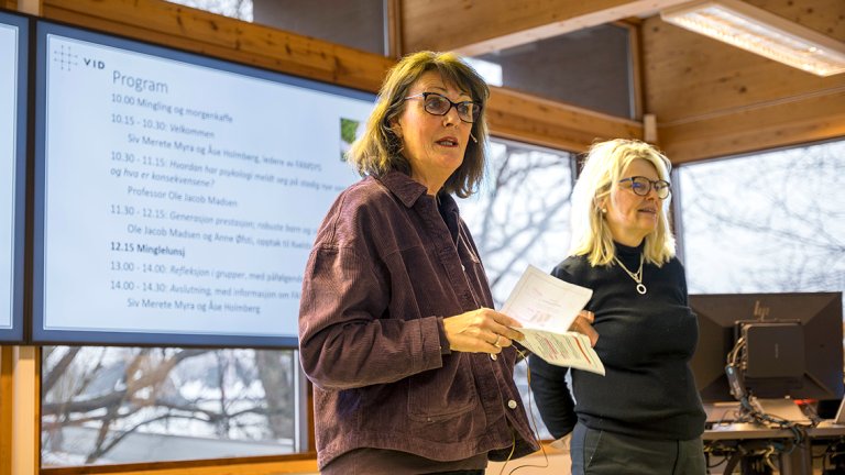 bilde av de to stående foran på scenen