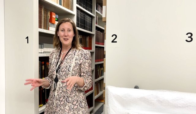 Silje foran arkivhyller