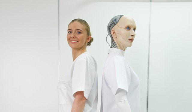 Sykepleier i uniform til venstre og robot i sykepleieruniform til høyre
