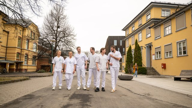 sykepleierstudenter utenfor VID