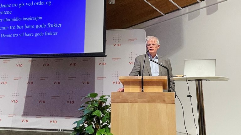 Alfsvåg på talerstolen