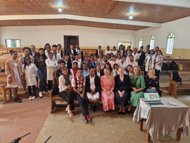 Gruppebilde med studenter på Madagaskar