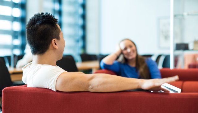 To som sitter og snakker sammen