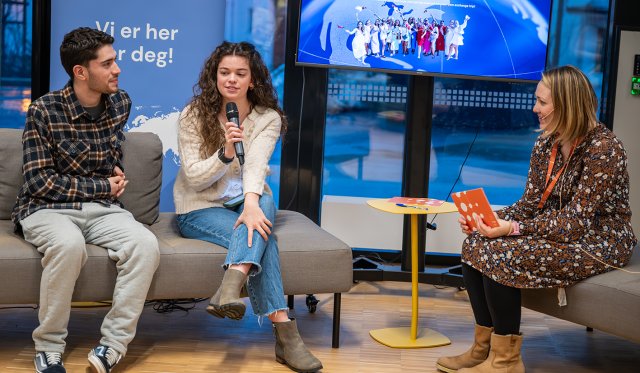 studenter i samtale med lærer på scene