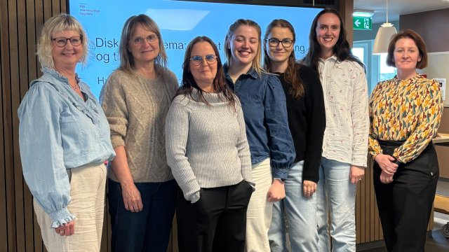 En gruppe vernepleierstudenter og lærere står på rekke og rad.