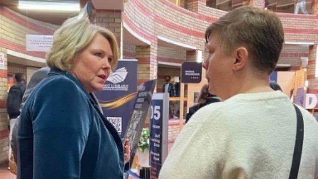 Bilde av to kvinner i samtale
