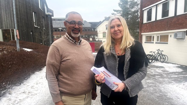 Portrett av John og Brit Marie stående utendørs.