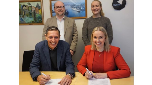 Fire mennesker inne på et kontor