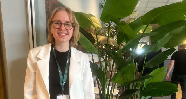 Elisabeth smiler til kamera