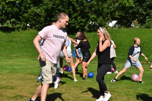 Studenter løper i en park