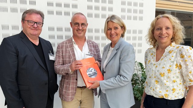 portrett av de fire stående på rekke i NOKUTs lokaler