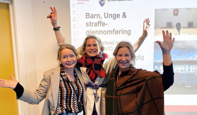 Bilde av de tre som ser i kameraet og jubler