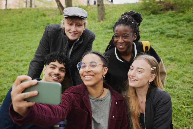 En gruppe ungdommer står samlet og tar en selfie