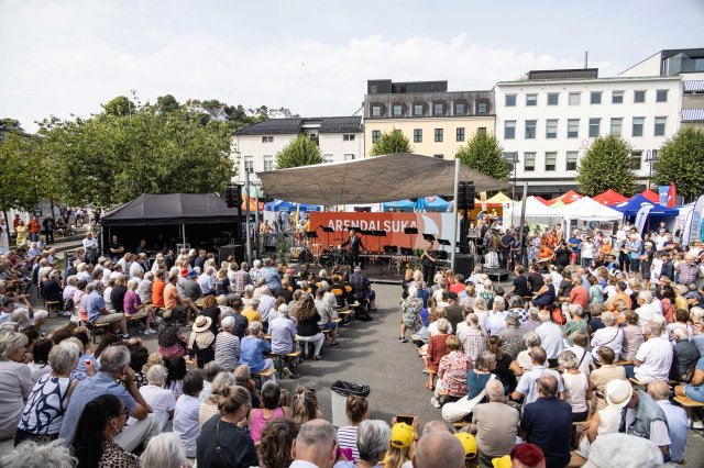 Bilde fra en av scenene under Arendalsuka i 2022. Masse folk.