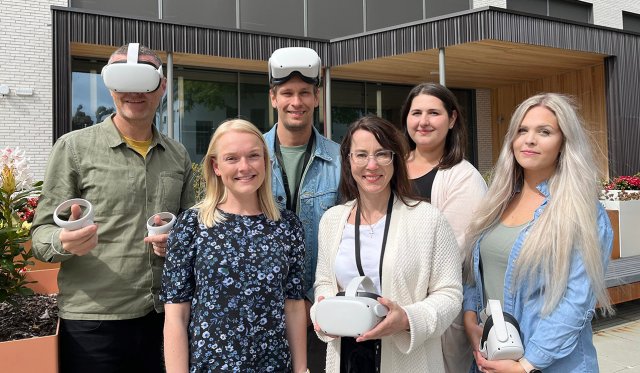 gruppebilde av seks ansatte som enten har på seg VR-briller eller holder dem i hendene.
