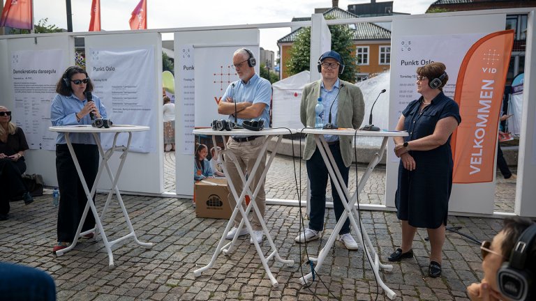 Fire personer under en panelsamtale