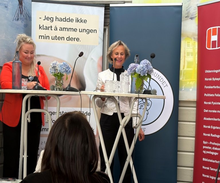 To kvinner på en scene