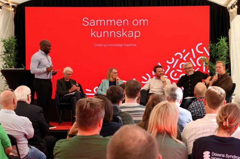 Fra panelsamtale med rød bakgrunn og teksten Sammen om kunnskap