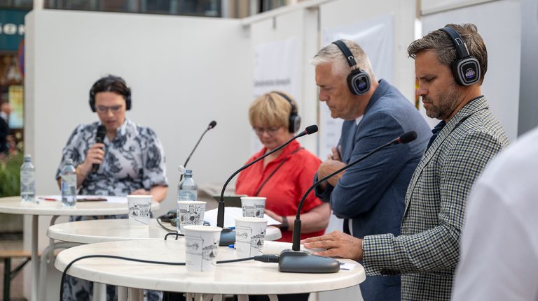 Fire personer under panelsamtale