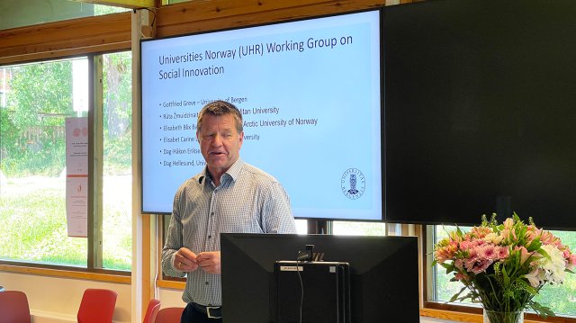 Bilde av Gottfried som står og snakker