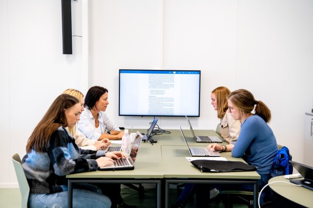 Studenter rundt et arbeidsbord ved VID Stavanger.