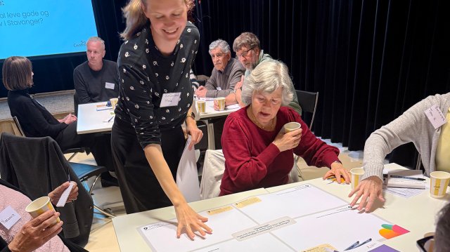 et eldre ektepar sitter utendørs på kafe