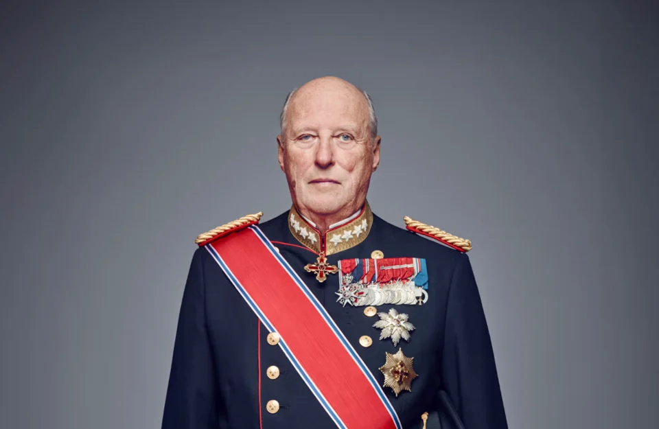 Portrettbilde i svart/hvitt av Kong Harald