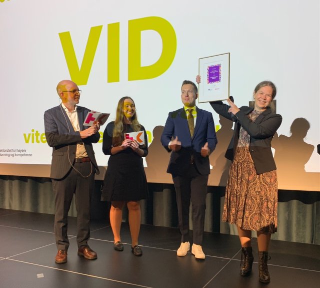 Prisvinnerne, Inger Marie Hognestad og Ulrik Thomsen, flankert av Jon Gunnar Mølstre Simonsen og Aurora Hårtveit i HK-dir.