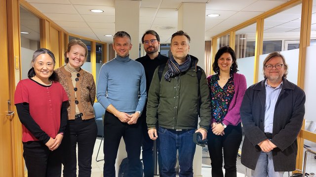 Portrett av forskerne involvert stående på rekke