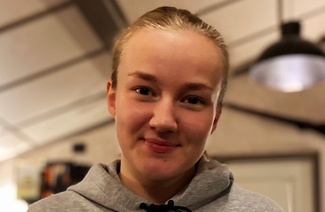 Jente med blondt hår i heslehale