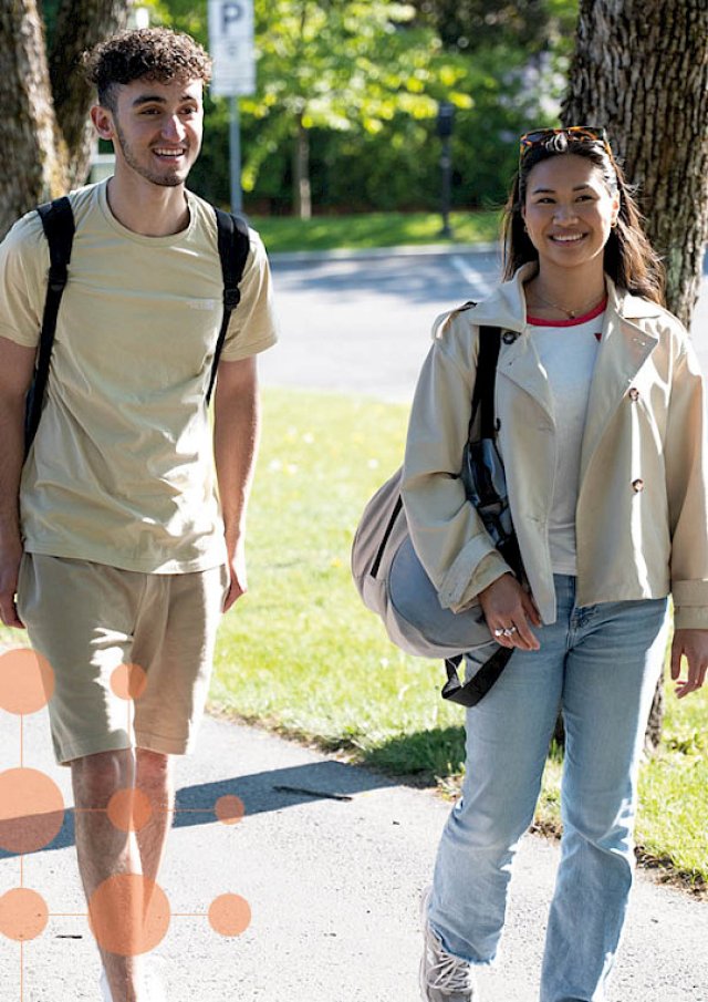 To studenter i sommerklær på vei til skolen
