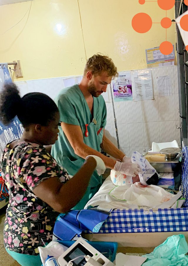 Mannlig sykepleier steller en nyfødt baby under prakisutveksling i Ghana.