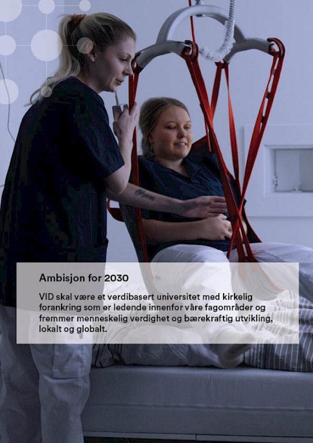 To studenter øver på å bruke en pasientheis. Tekst: Ambisjon for 2030. VID skal være et verdibasert universitet med kirkelig forankring som er ledende innenfor våre fagområder og fremmer menneskelig verdighet og bærekraftig utvikling, lokalt og globalt.