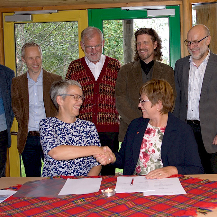 Rektor ved VID Ingunn Moser og direktør i Kirkerådet Ingrid Vad Nilsen signerte avtalen om virksomhetsoverdragelse. Foto: Stine Solli Teigen*