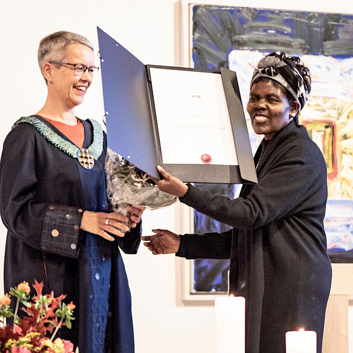 Dr. Agnes Abuom tildelt VIDs æresdoktorgrad