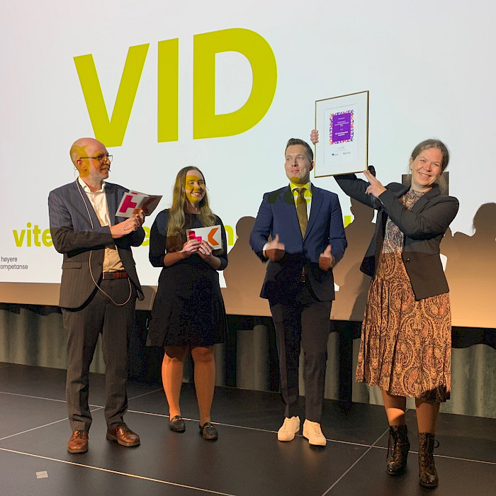 Her får seksjonssjef, Inger Marie Hognestad, og rådgiver, Ulrik Thomsen, fra VID prisen som årets Erasmus-institusjon.