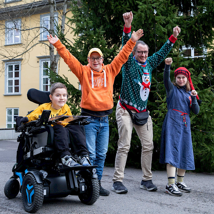 EKSAMEN GJENNOMFØRT: Spontan glede fra studentene etter avlagt og bestått eksamen før helgen. Fra venstre: Mikkel Borge Heir (22), Lars-Jacob Lundh (21), Ivar Restrup (43) og Angela Lindstad (21). Foto: Aurora Ytreberg Meløe/VG