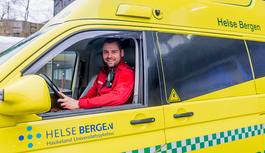 Sykepleier Øystein Strømsnes har bestemt seg for å satse på akuttmedisin, og tar nå en master i akuttmedisin samtidig som han venter på å få ta fagbrev som ambulansearbeider. Foto: Geir Johannessen