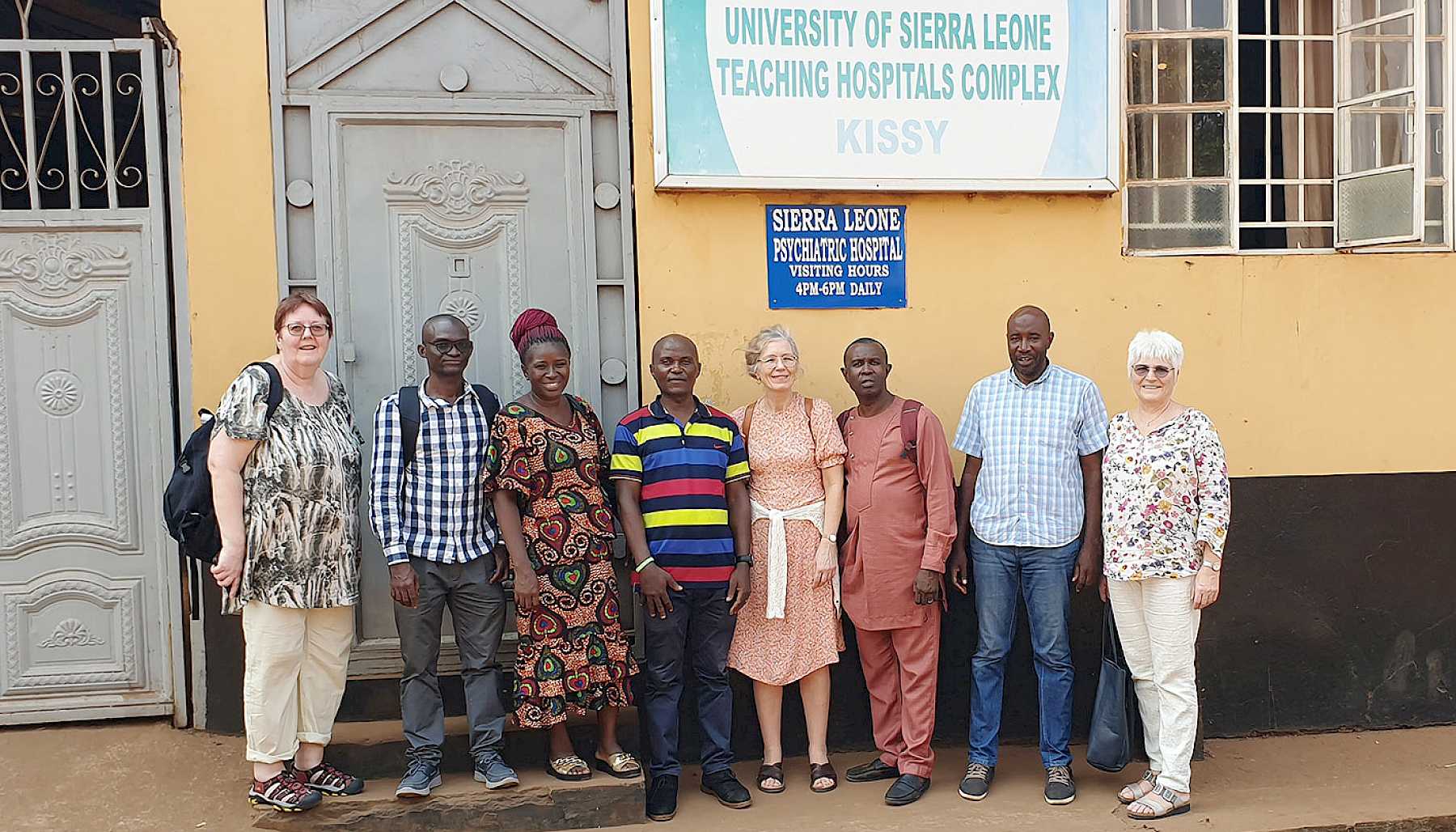 Gruppebilde av VID-ansatte og ansatte ved University of Sierra Leone utenfor universitetet.