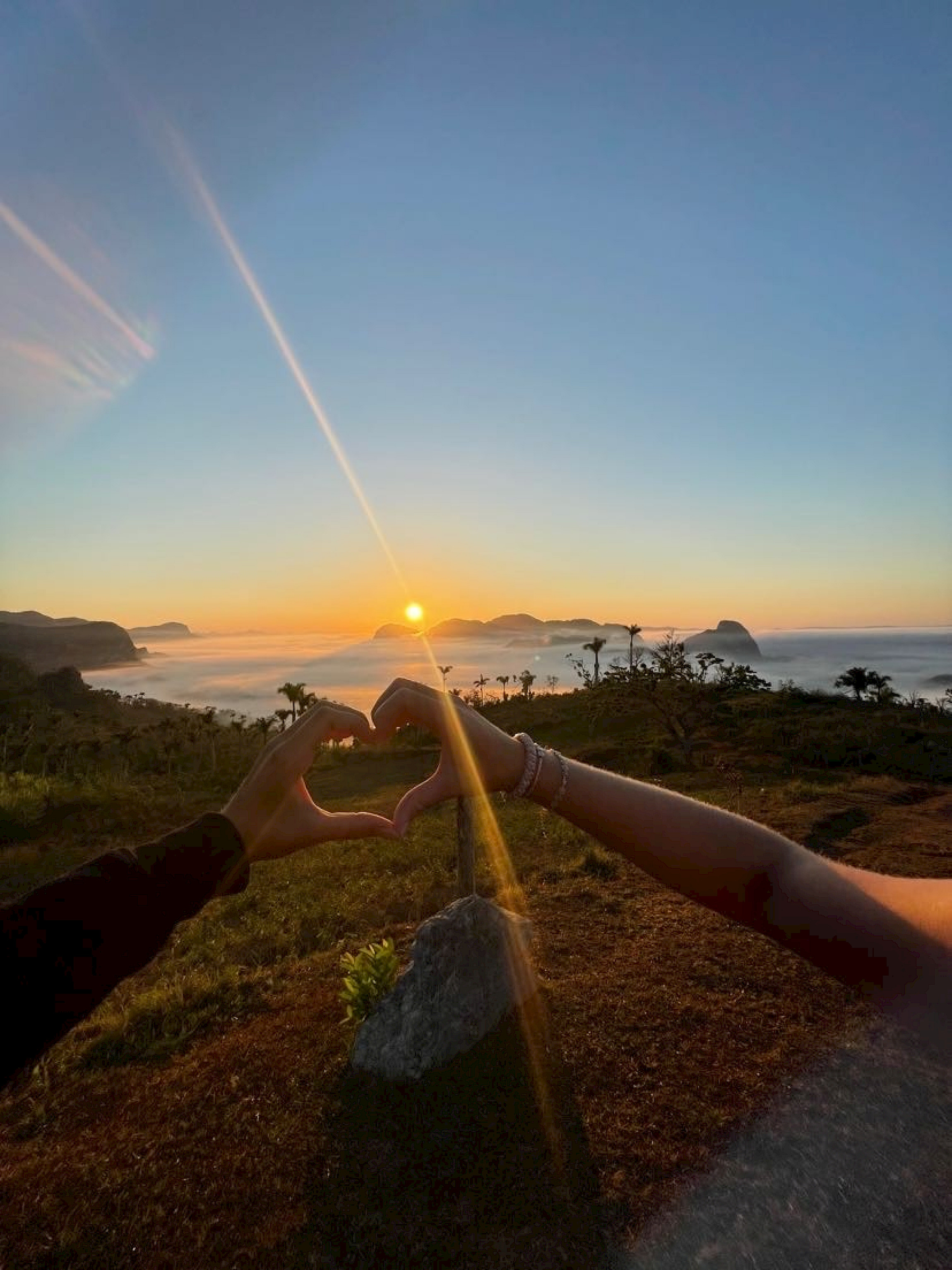 To hender former et hjerte foran solnedgangen på Vinales