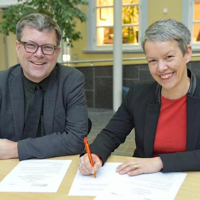 Rector at KUN, Stig Lægdene, and principal at VID, Ingunn Moser, signs cooperation agreement between KUN and VID.