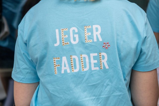 T-skjorte med teksten "jeg er fadder" pyntet med perler