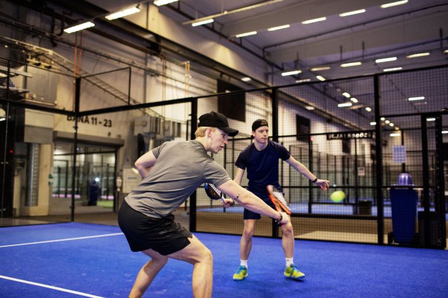 To unge menn spiller padel